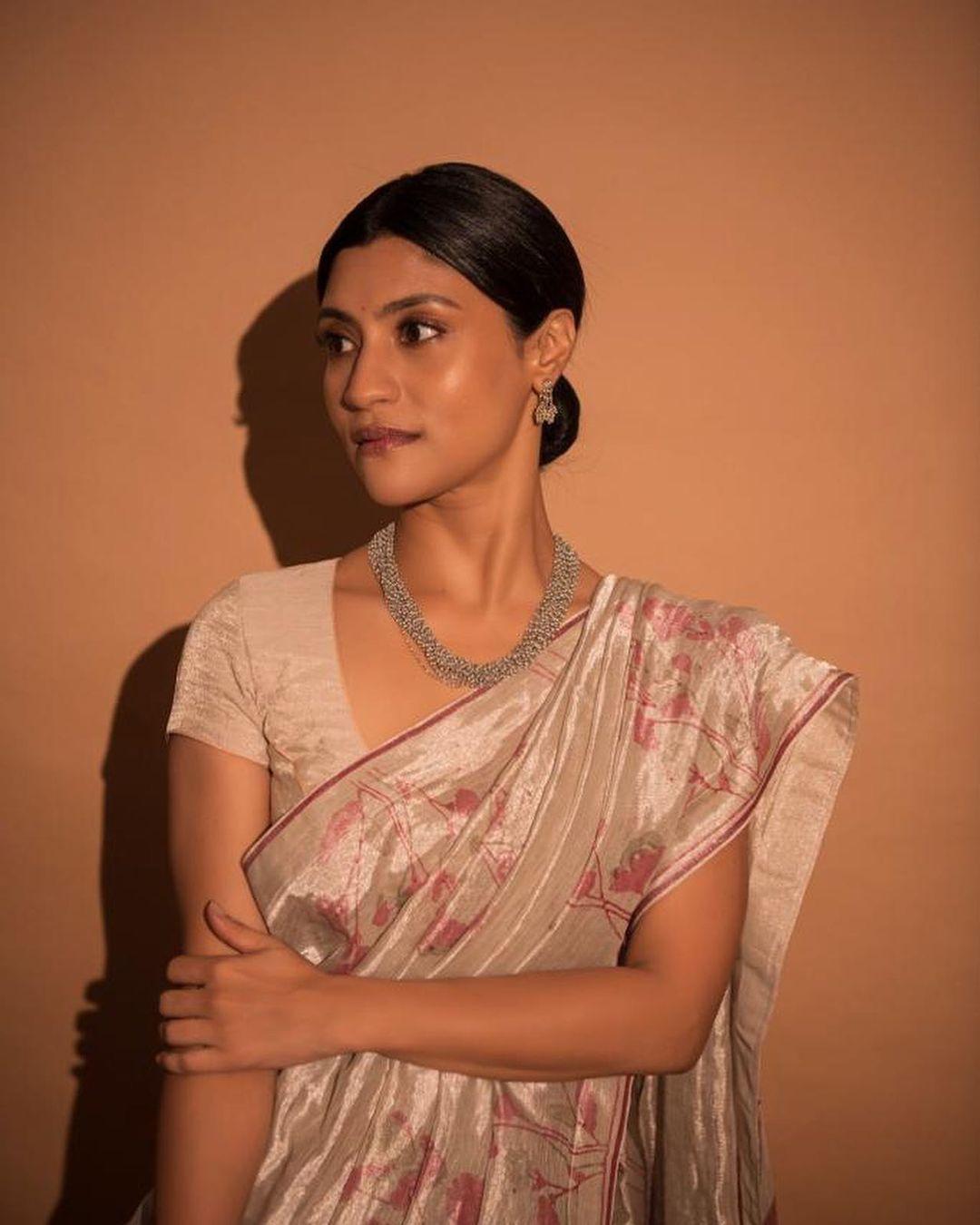 Konkona Sen Sharma looked absolutely glamorous in a pink saree that had a texture resembling tissue fabric.