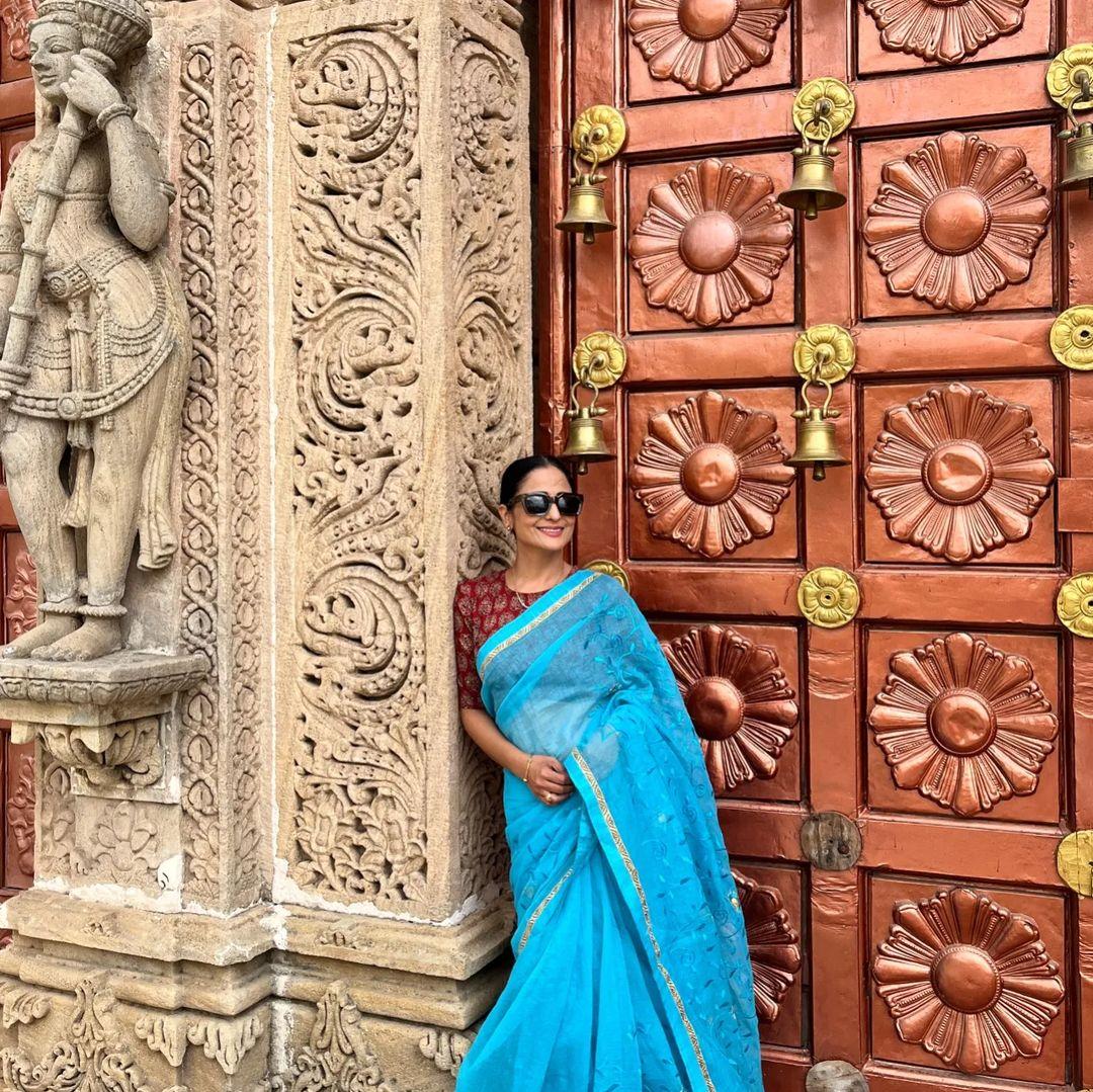 Lataa steals the show in a blue saree paired with a contrasting red blouse. The chic bun and absence of heavy jewellery add a modern twist to the traditional ensemble