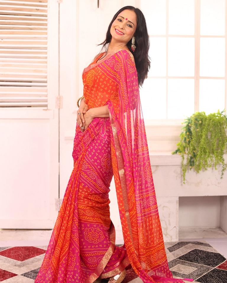 What is more beautiful than a light bandhani saree? For this picture, Lataa Sabarvaal wore an orange and pink bandhani saree, and we can't get over her beautiful appearance
