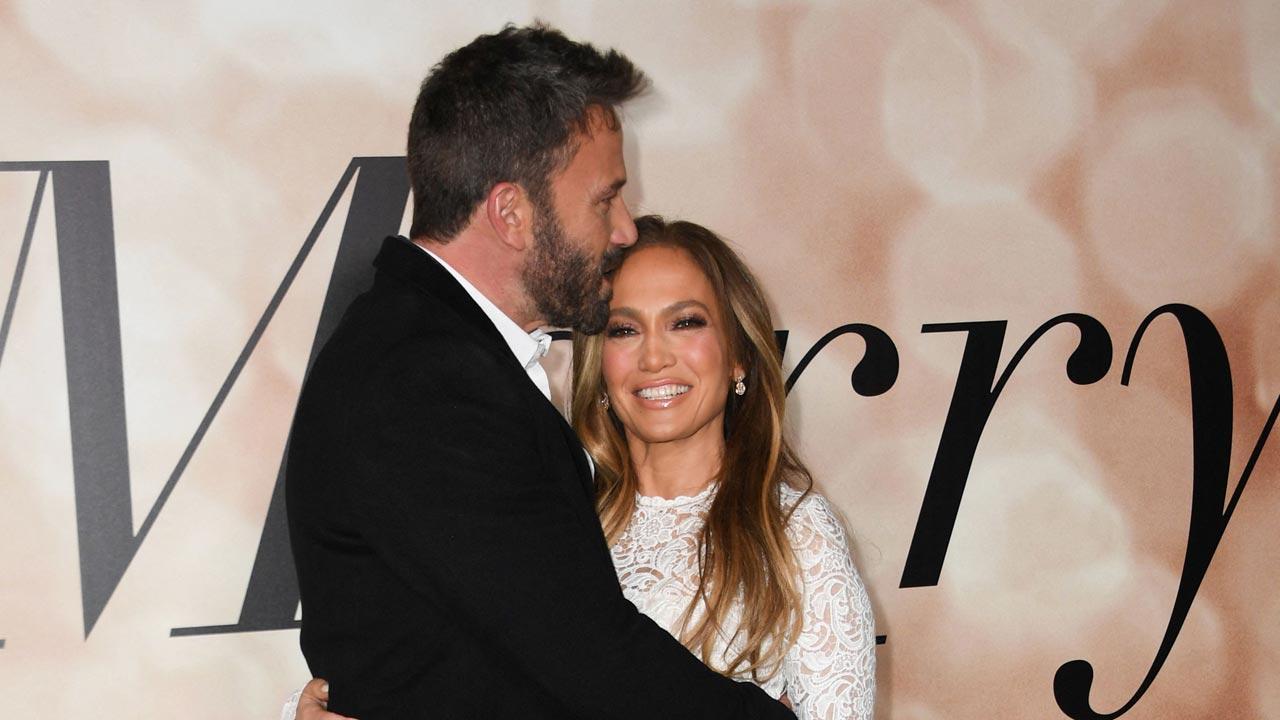 Ben Affleck, JLo have a tense moment before they kiss and make up