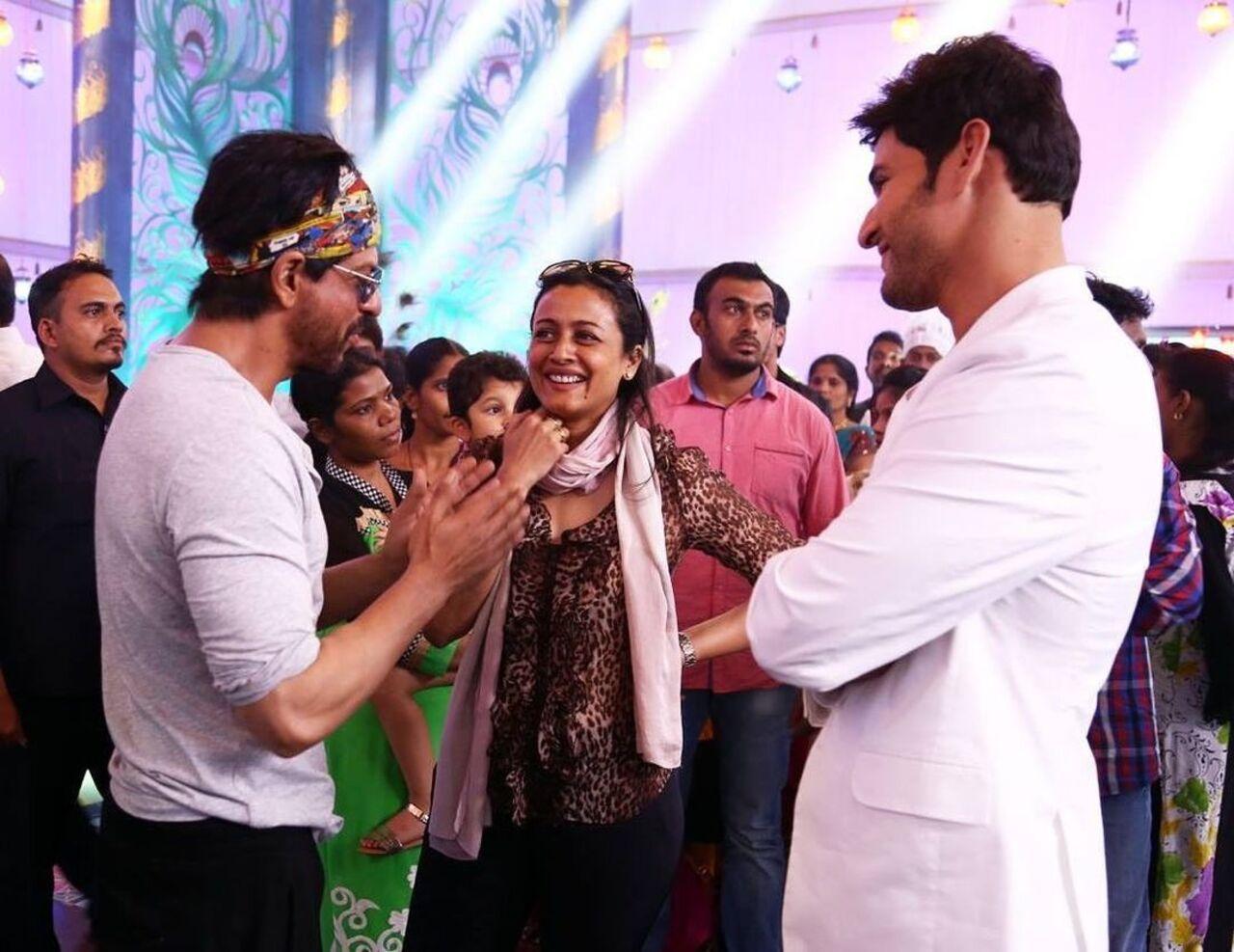 Not just the Telugu film industry, but Mahesh Babu is loved and respected by artists from across the country. Here is having a happy chat with superstar Shah Rukh Khan. Joining them is Namrata Shirodkar, who is herself a former actress