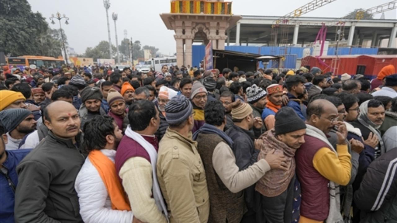 Hundreds of devotees have already reached the Ram Mandir complex on the occasion of Pran Pratistha of Lord Ram to be done on Monday