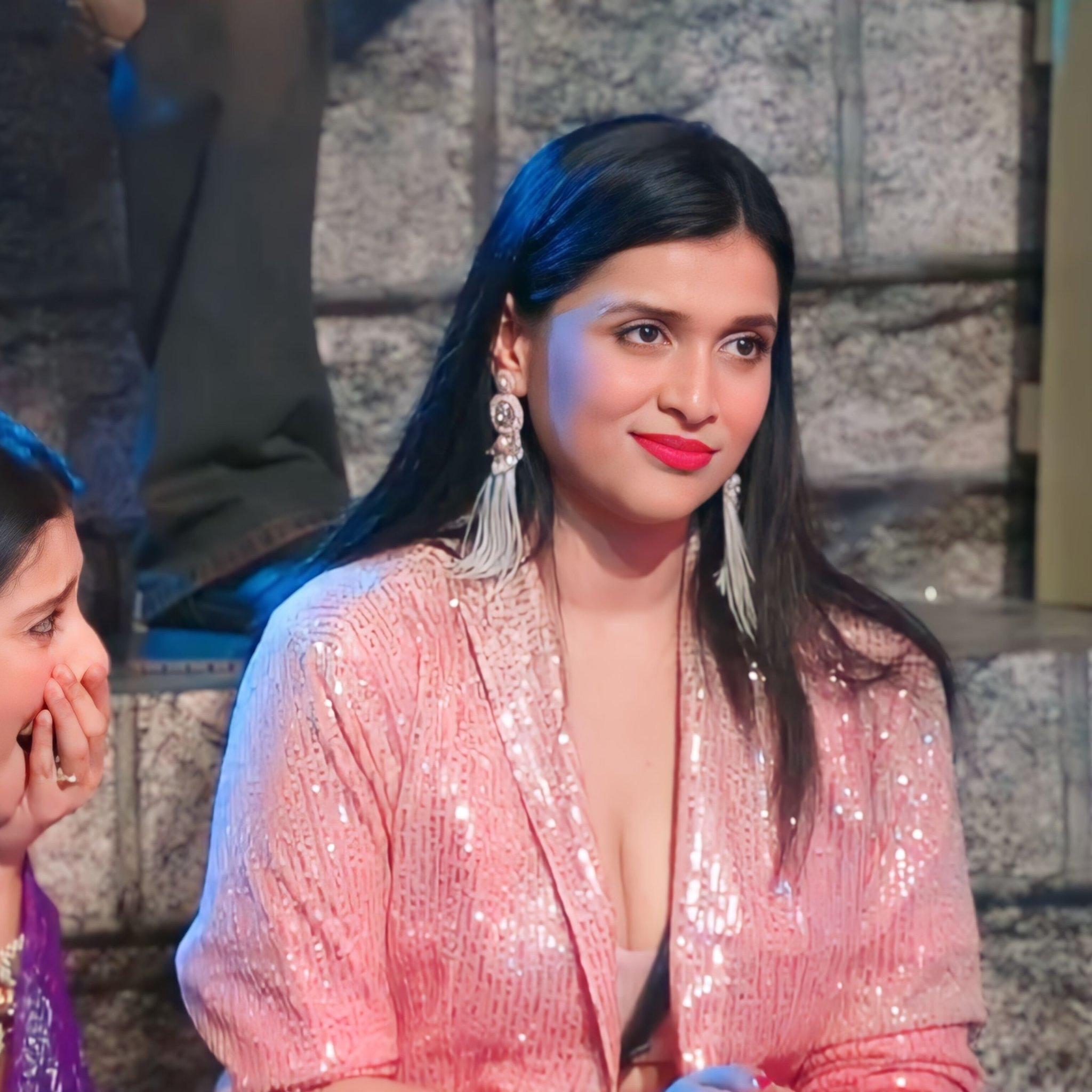 During the roast session in Bigg Boss 17, Mannara donned a peach contemporary yet ethnic ensemble that lit up the night. And those earrings she wore? Stunning!