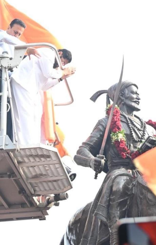 Before addressing the rally, Shinde took blessings of Chhatrapati Shivaji Maharaj`s statue in Vashi and said the government will keep its promise