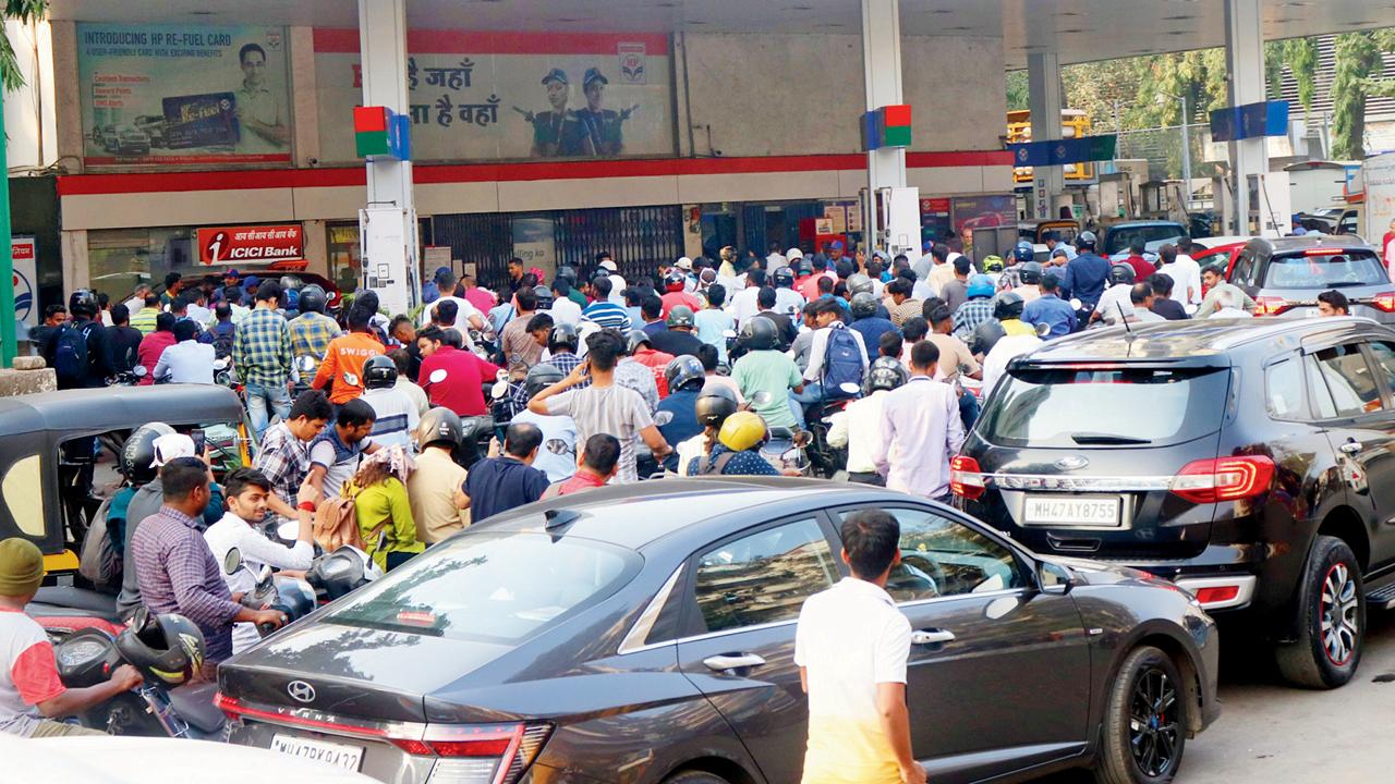 SV Road is packed with vehicles as riders scramble for fuel amid the truckers’ stir, in Malad on January 2