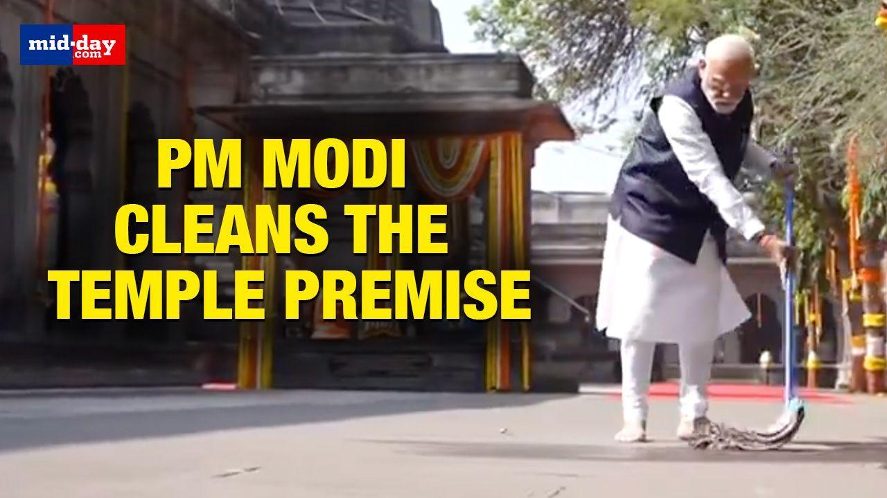 PM Modi in Maharashtra: PM Narendra Modi cleans the premises of Kalaram Temple