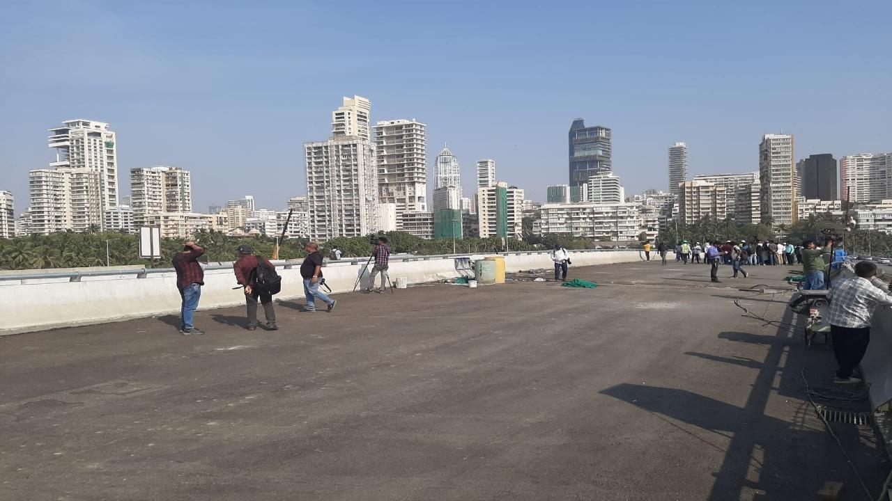 Mumbai’s civic body, Brihanmumbai Municipal Corporation, Thursday held a media visit to the Mumbai Coastal road project. The first phase between Worli to Nariman Point will open in February 2024. Pics/Satej Shinde