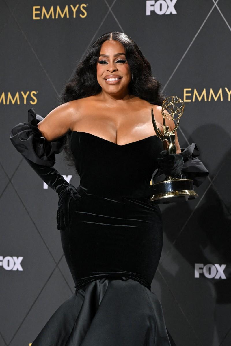 Niecy Nash-Betts looked stunning at the 2024 Emmy Awards, wearing a figure-hugging black dress that left everyone in awe.