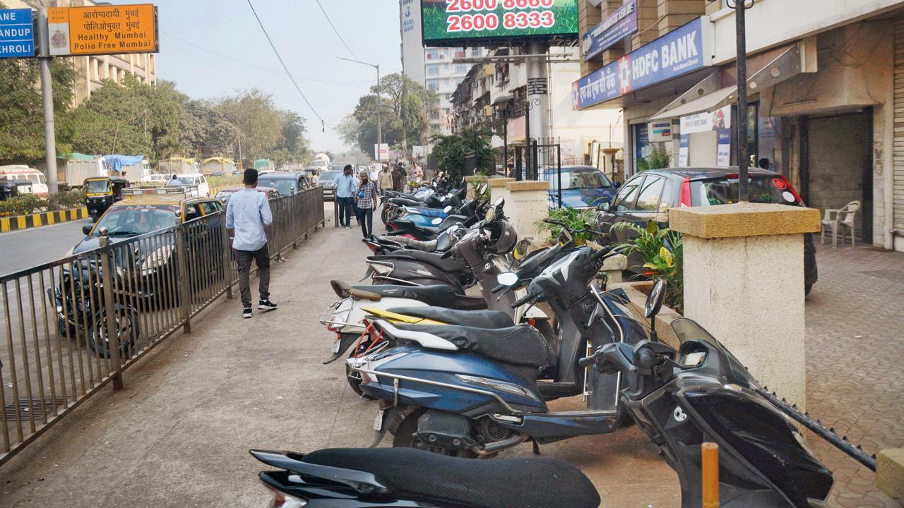 Scooters on the sidewalk opposite Phoenix Marketcity in Kurla on December 29, 2023. Pics/Sayyed Sameer Abedi