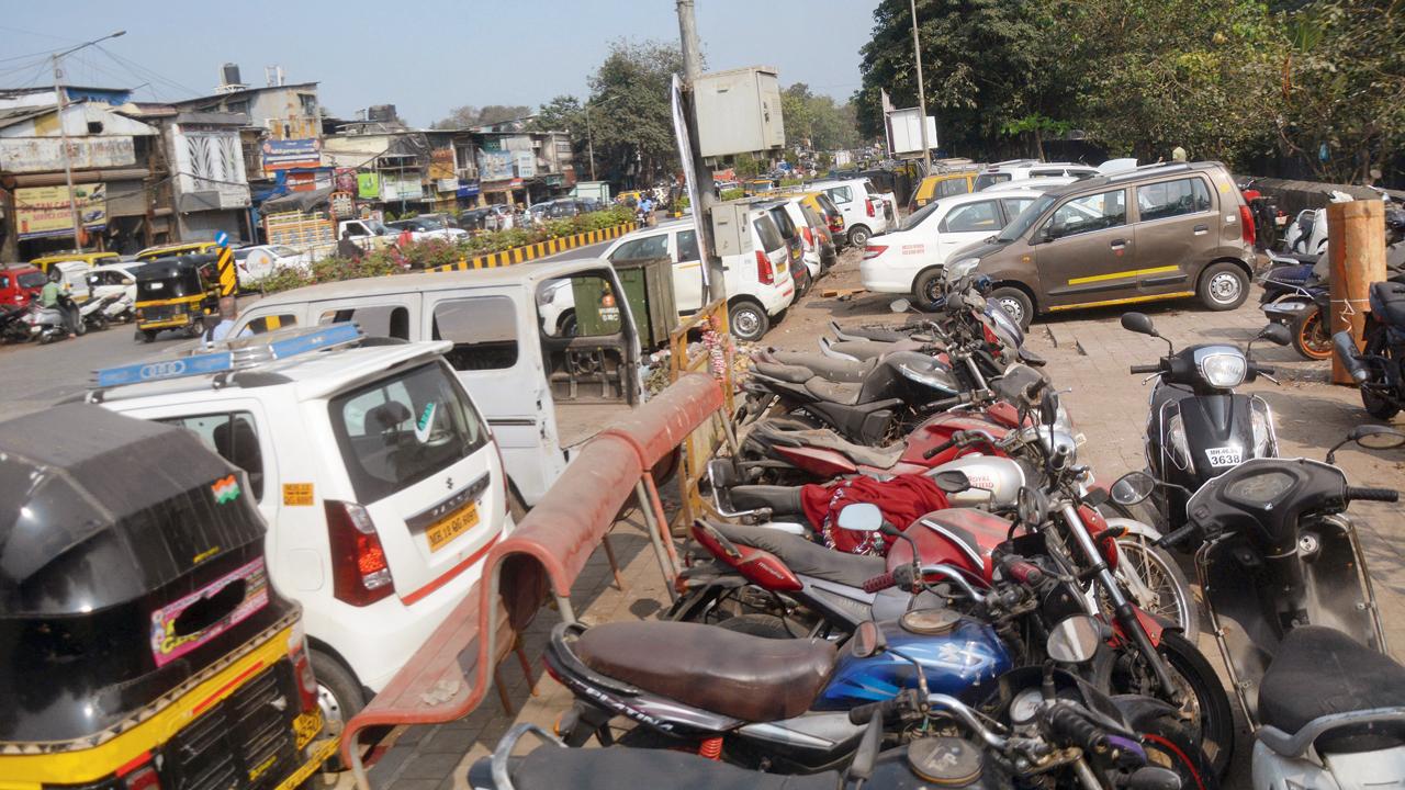 Illegally parked vehicles along Lal Bahadur Shastri Marg 