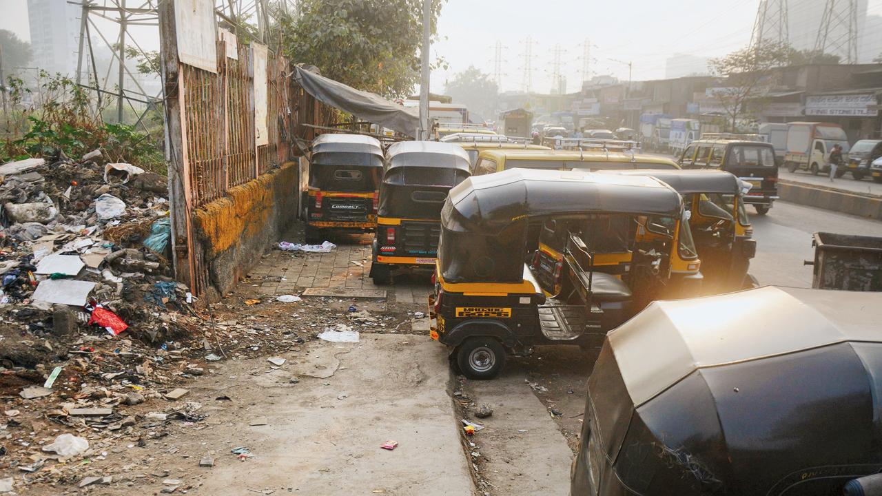 Autorickshaws encroach upon a filthy sidewalk along Lal Bahadur Shastri Marg in Sion