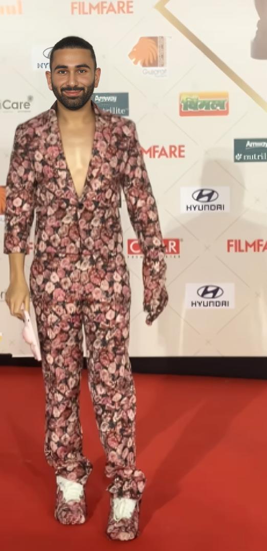 Orry made a stylish entrance on the red carpet of the Filmfare Awards 2024, choosing a pink floral  set for the occasion.