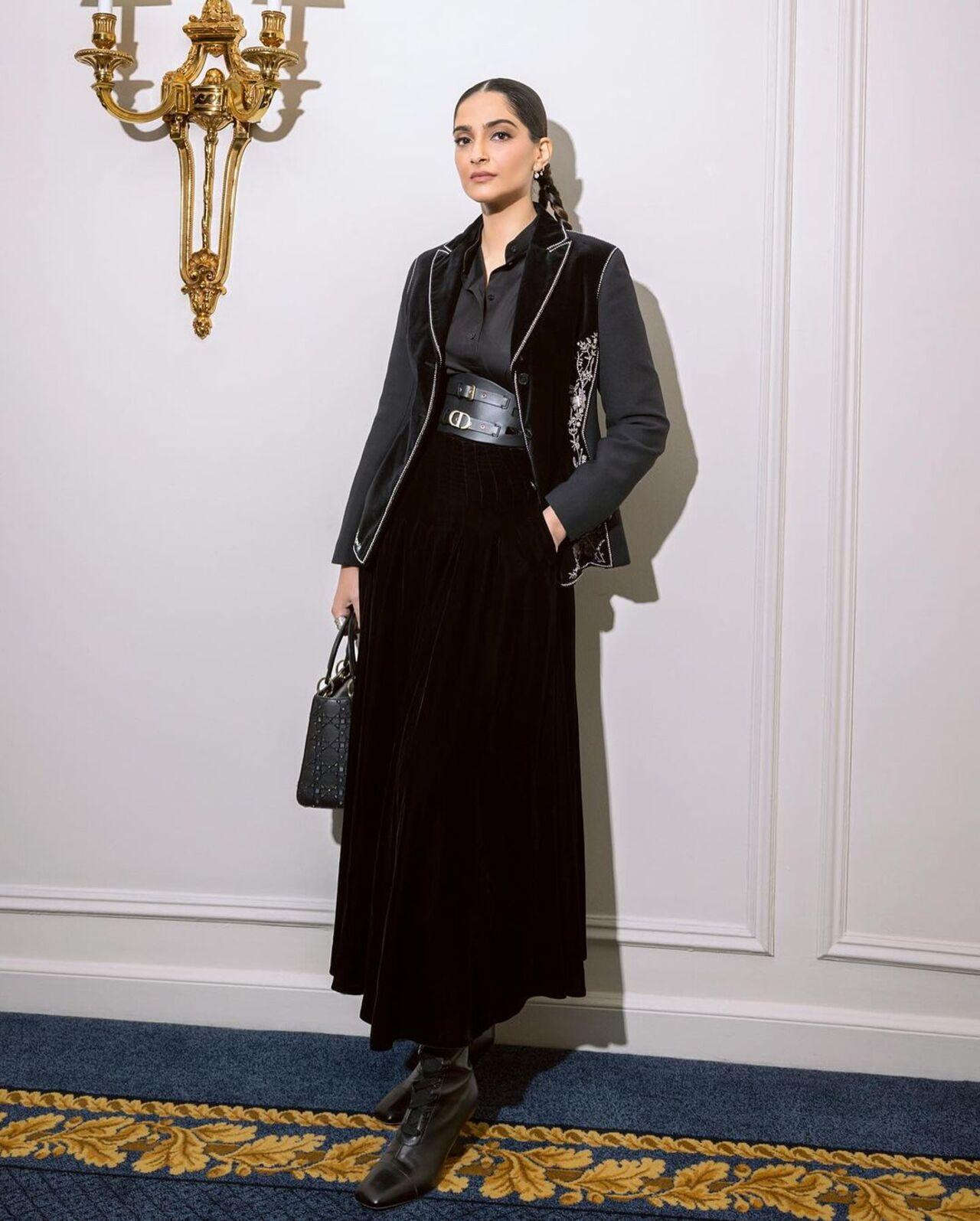 Dressed in an embellished velvet jacket, corset belt and a pleated skirt, Sonam Kapoor looked absolutely breathtaking. She accessorised the look with a black Dior bag and astunning pair of boots. Nude make up with braided hair, closed her look