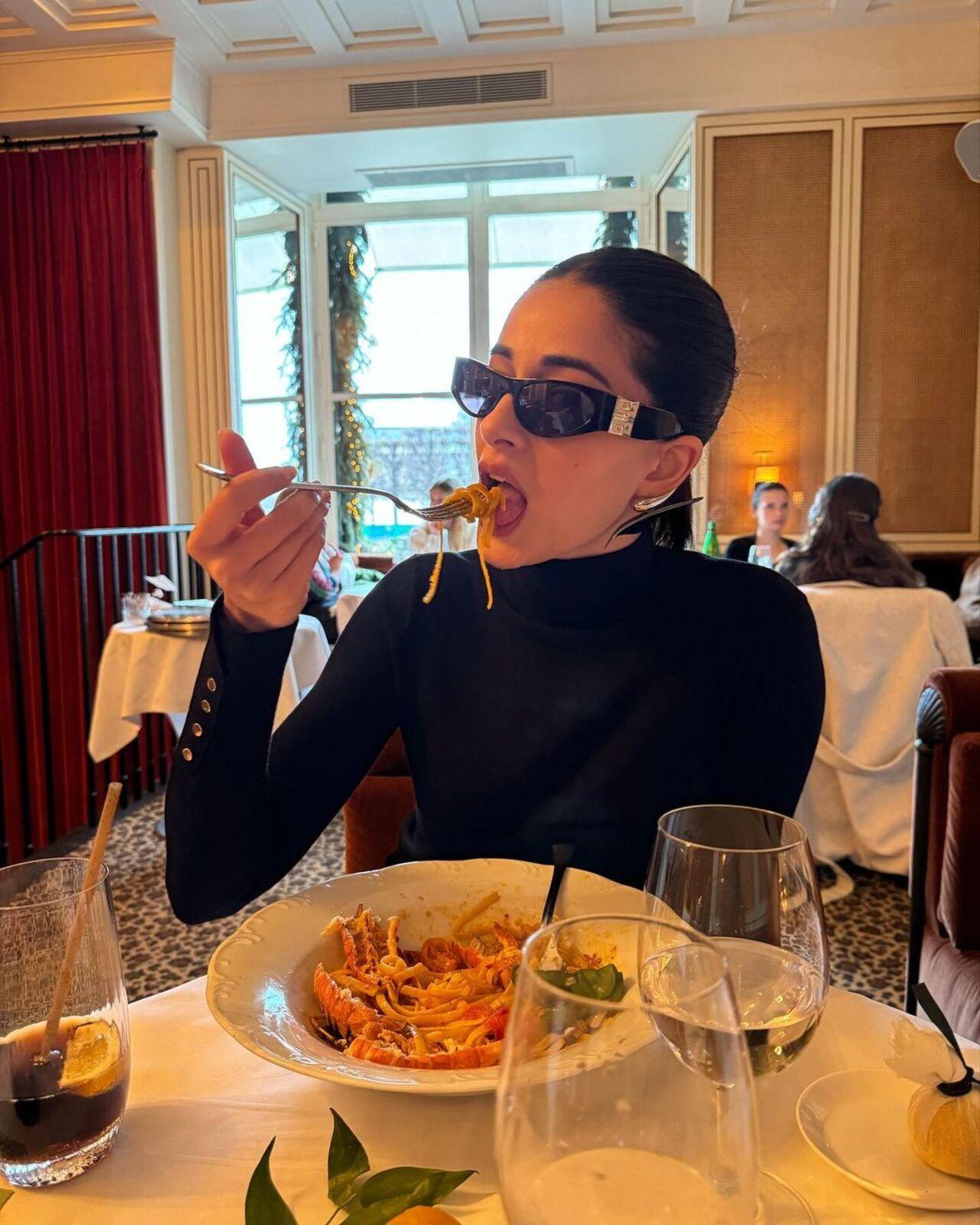 How can one land in Paris and not enjoy the local delicacies? Ananya enjoys a nice bowl of spaghetti while looking stylish in black outfit and striking sun glasses