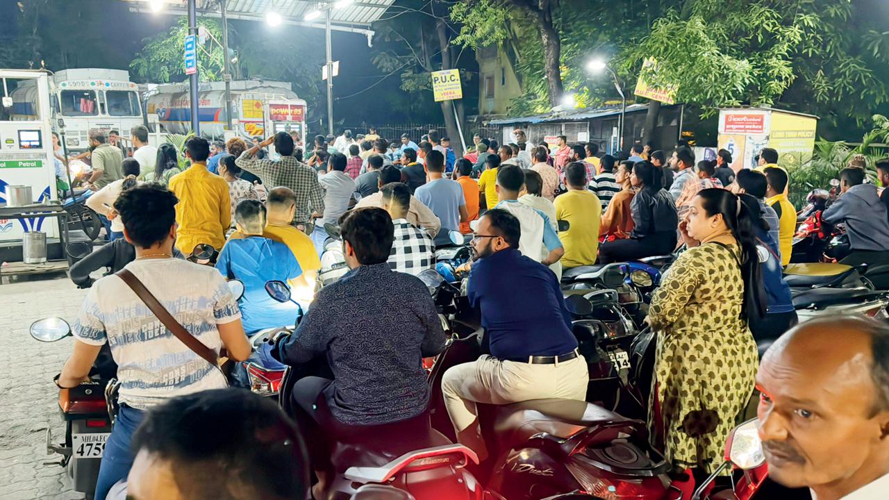 A petrol pump in Vasai is besieged by vehicles on Tuesday. Pic/Hanif Patel