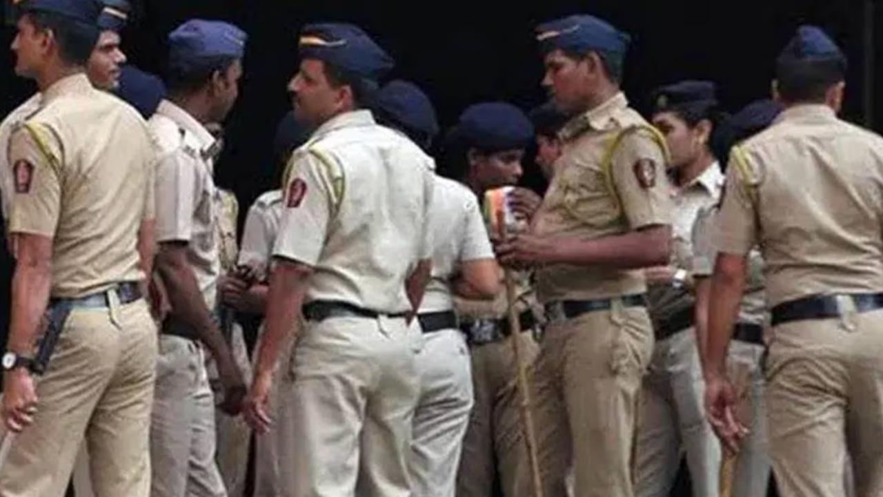 Mumbai police recover 100 stolen mobile phones worth Rs 15 lakh