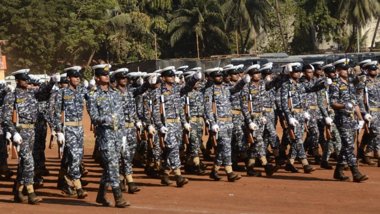 The State Reserve Police Force, Riot Control police, CRPF, School squad etc also take part in the Republic Day parade in Mumbai