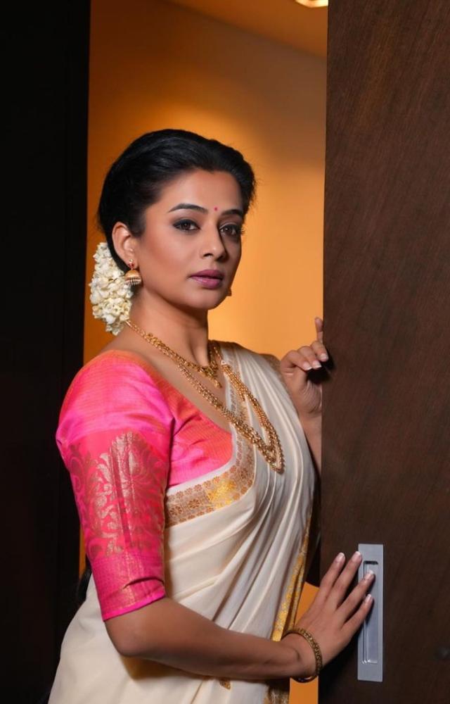 Priyamani aces the traditional look in a Kerala saree paired with pink blouse, gold jewellery and gajra