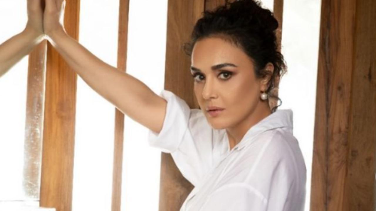 Preity Zinta turns on 'tourist mode', shares pic with 'Pati Parmeshwar'