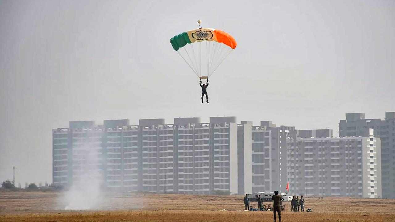 The paramotors enamoured the audience, who were spellbound by their low-level flying and acrobatics at Dighi Hills, which serves as a training area for the Bombay Sappers