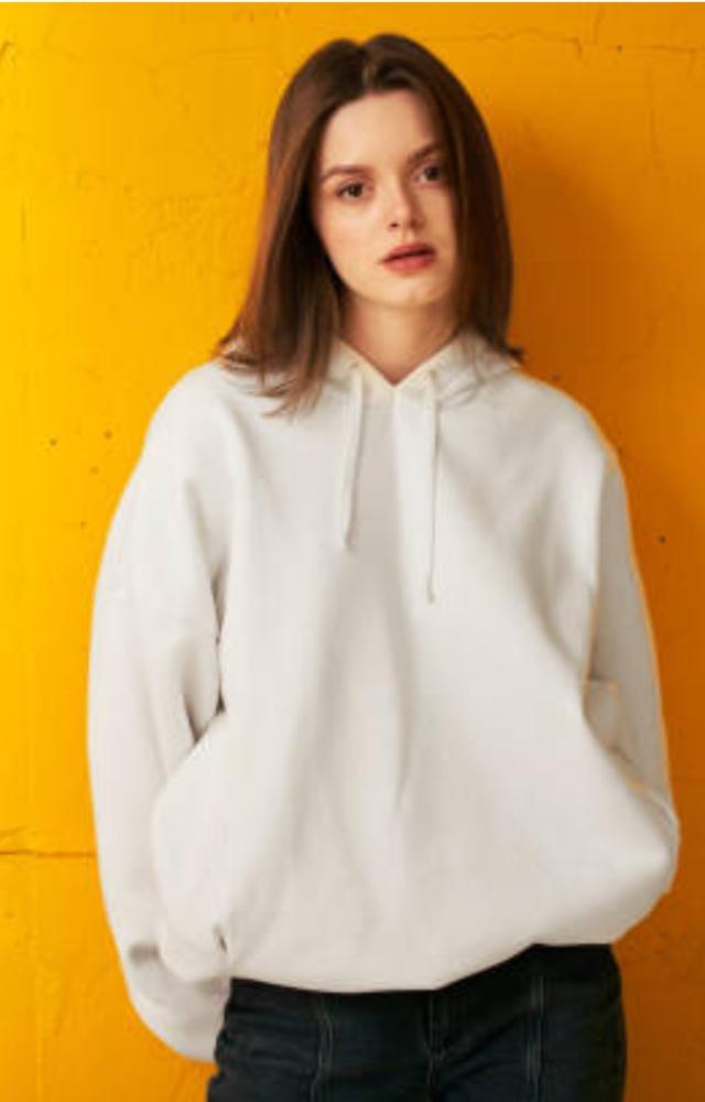 Wear more neutral-toned clothes, avoiding too many colours, patterns and prints. Focus on the quality and craftsmanship of the garment
