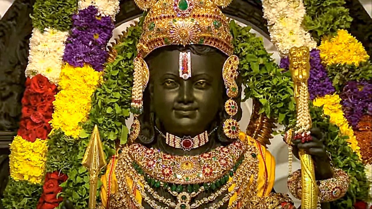 Lord Ram’s idol is adorned with heavy gold, emerald, diamond and silver ornaments that reflect the magnificence and royalty of the deity. 