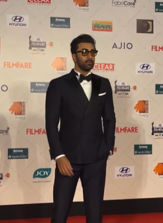 Ranbir Kapoor made a stylish entry at the Filmfare Awards 2024 in his classic yet suave tuxedo. The actor took home the Best Actor award!