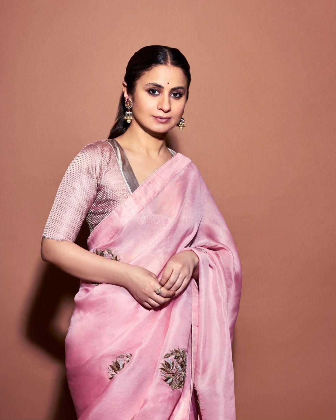 Pulling back her hair slightly, Rasika styled a half updo to complement her beautiful saree.