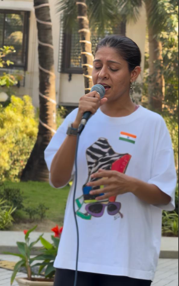 Farah Khan posted a video of Sunidhi Chauhan singing alongside the flag, 