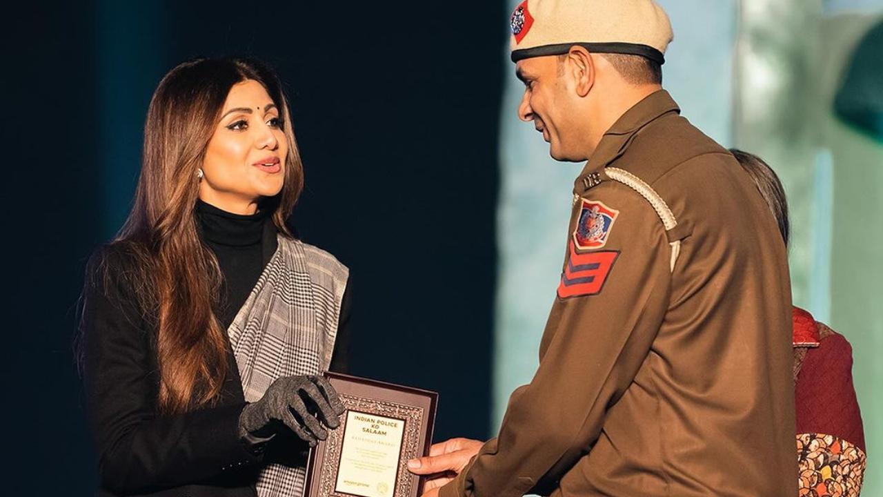 In this photo, actor Shilpa Shetty can be seen honoring a police officer with an award at the event. She will be playing the role of Anti-Terrorism Squad Chief Tara Shetty in the web series. And this role also marks the debut of Shilpa in the OTT world