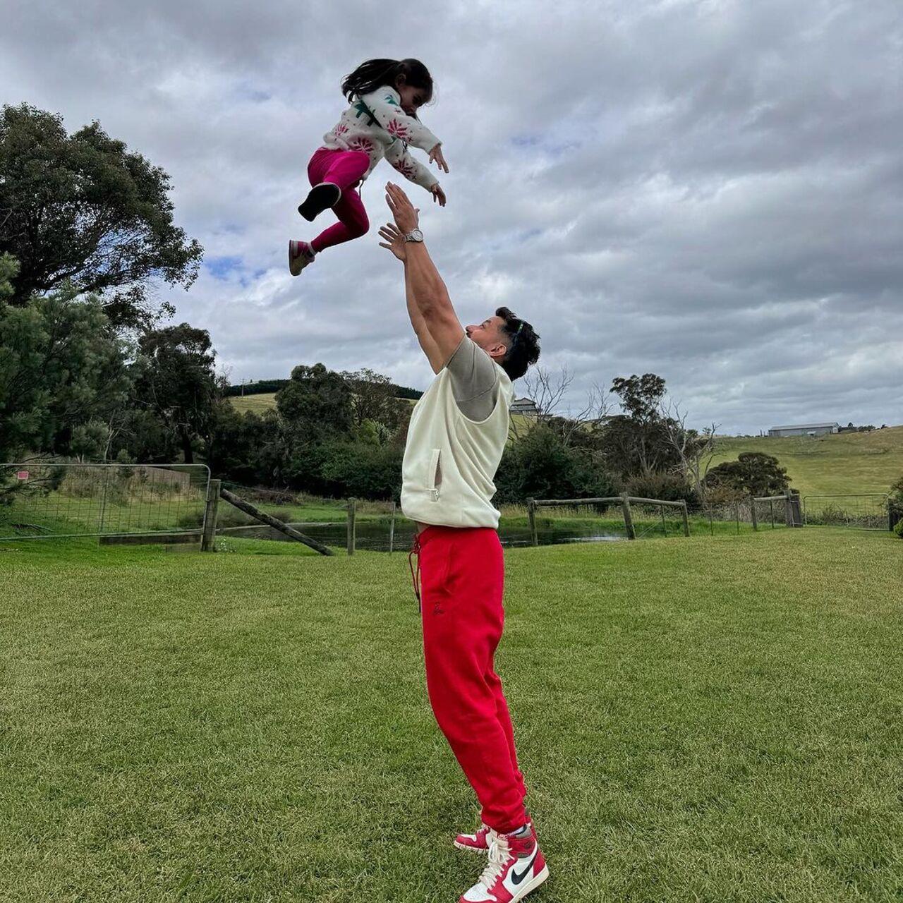The father-daughter duo seemed to have a great time during their holiday as they got to bond. In this picture, Kunal is seen throwing Inaaya in the air before catching her. Looks like mother Soha was behind the camera capturing the moment of happiness on camera forever