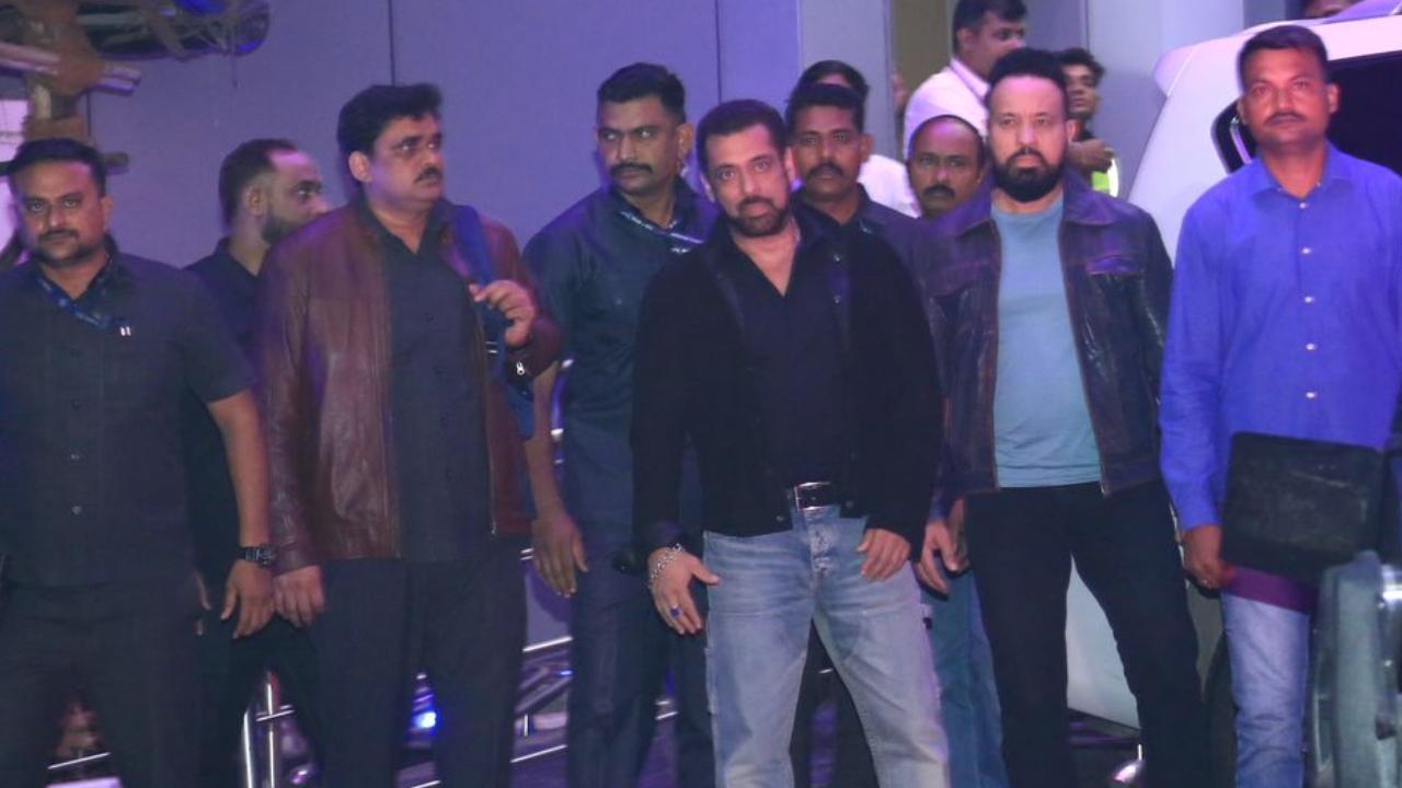 Salman Khan arrives at Mumbai airport, after a security scare at his Panvel farmhouse