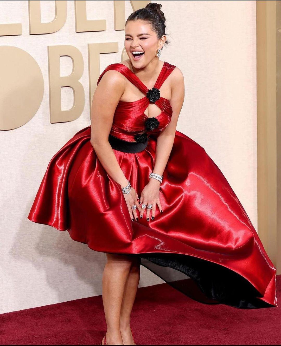 Probably one of the funniest and cutest part from the night. Selena, while posing on the red carpet had a Marilyn Monroe moment