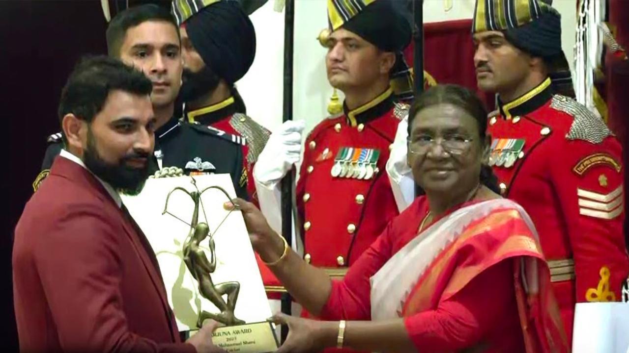 India's President Droupadi Murmu presenting the Arjuna Award to Indian cricketer Mohammed Shami (Pic: Screengrab)