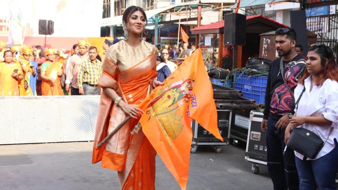 Shilpa Shetty Visits Siddhivinayak Temple, waves saffron flag