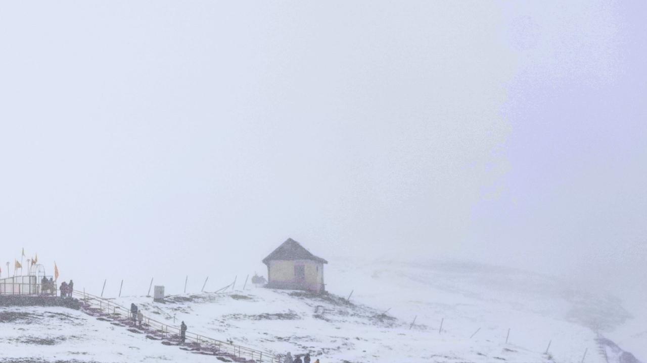 The tourist arrivals to the valley, which usually witnesses a higher footfall, especially at resorts like Gulmarg, fell in the absence of snow - a cause of worry for the tourism stakeholders in the valley