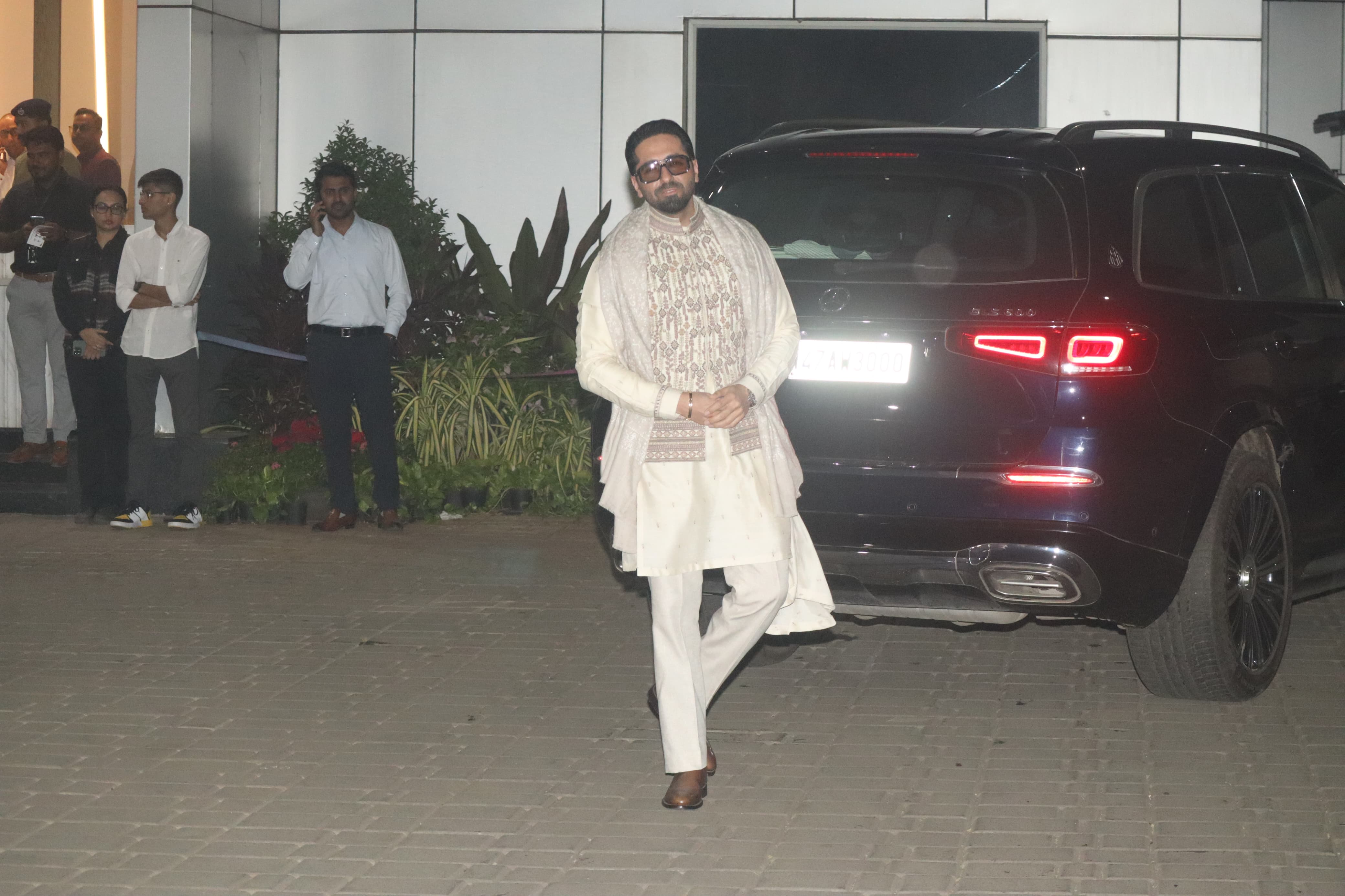 Ayushmann Khurrana looked dashing in ethnic look as he jetted off for Ayodhya