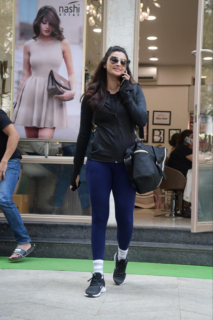 Daisy Shah was photographed in the city, the actress had a bright smile on her face