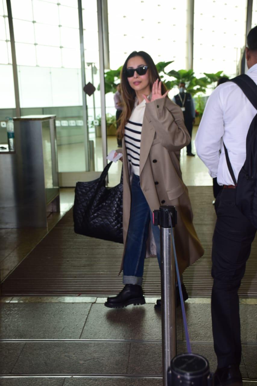 The actress happily posed for the paparazzi stationed at the airport 