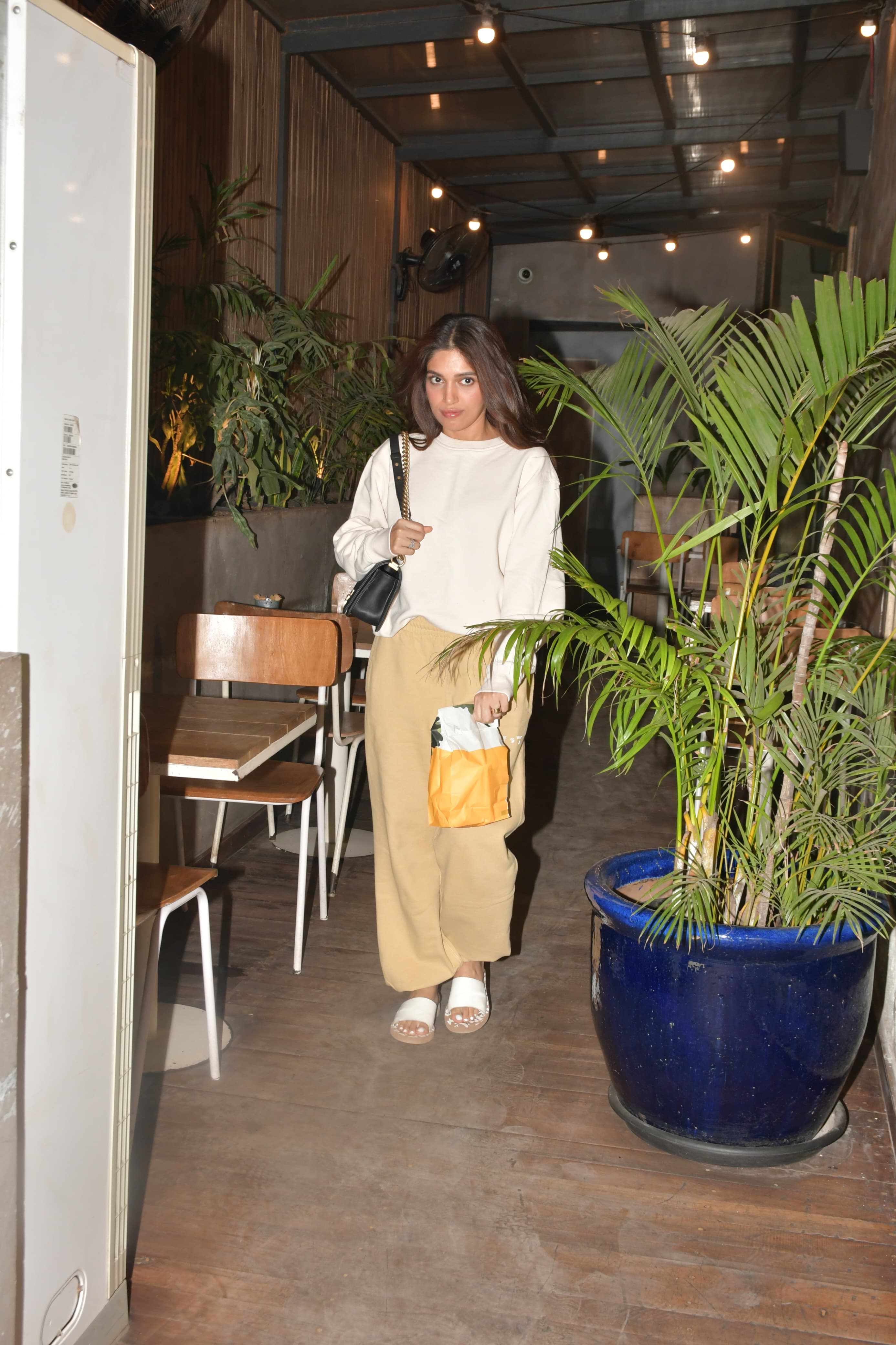 The actress was dressed in the comfiest wear as she stopped by to grab some food