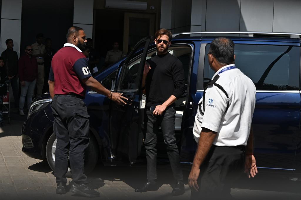 At the Kalina airport, Team Fighter showed up dressed to the nines! Hrithik Roshan emerged from his vehicle looking sharp!