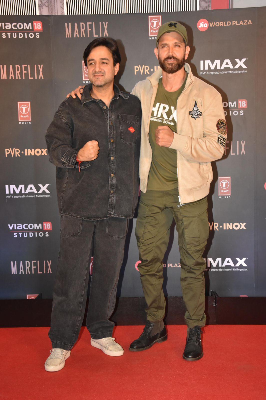 Hrithik Roshan posed with 'Fighter' director Siddharth Anand at the movie premiere