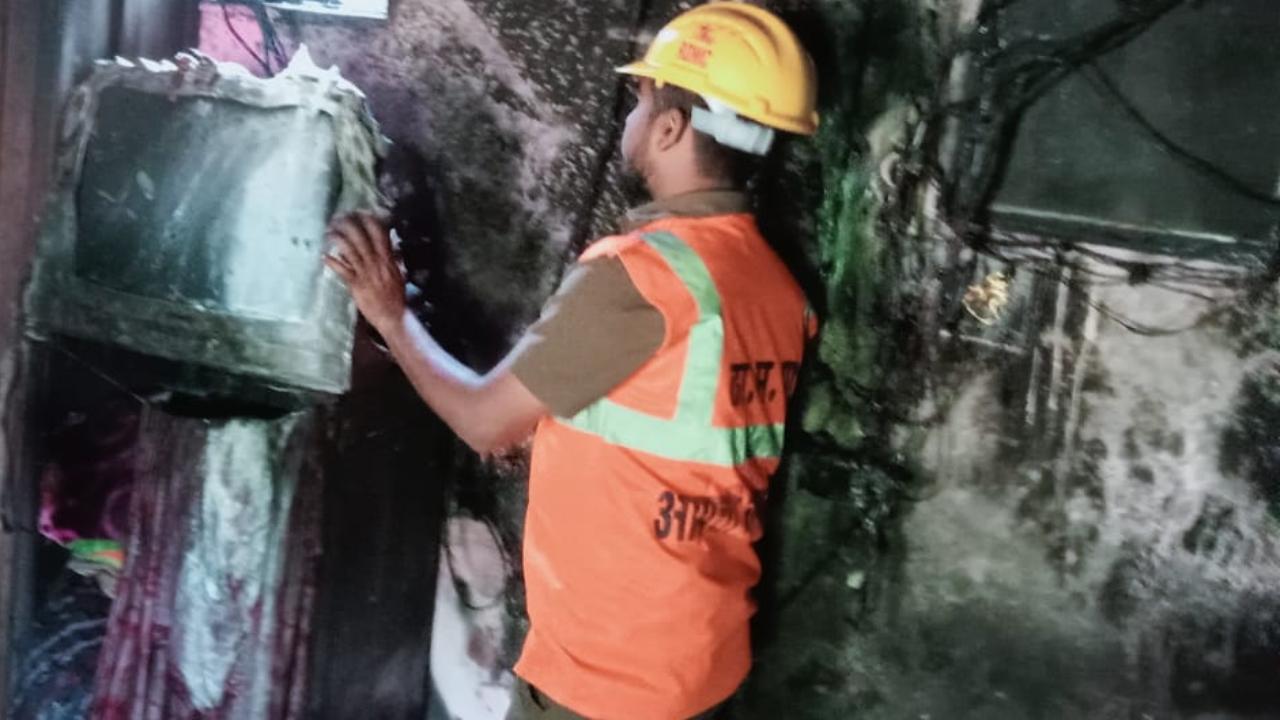 The civic officials said that the fire was completely extinguished by emergency management personnel and fire brigade personnel at around 3:40 pm
