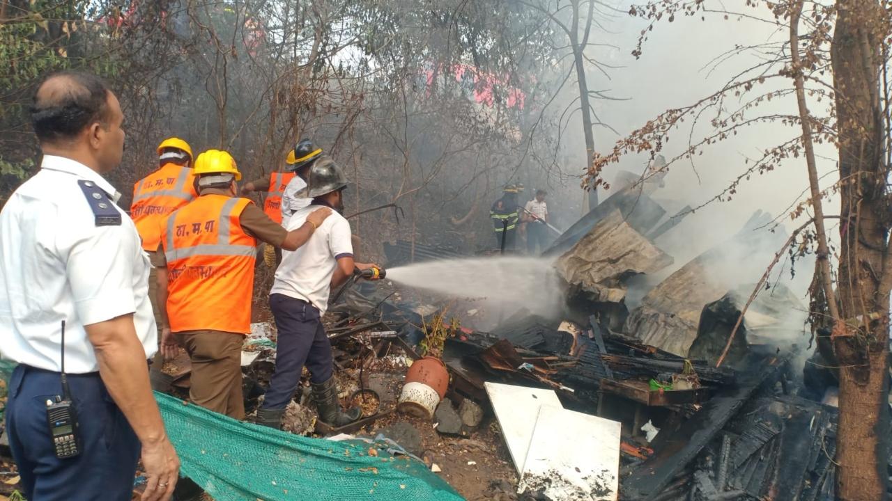 The fire, which broke out in the huts, was completely extinguished by 14:25, the officials added