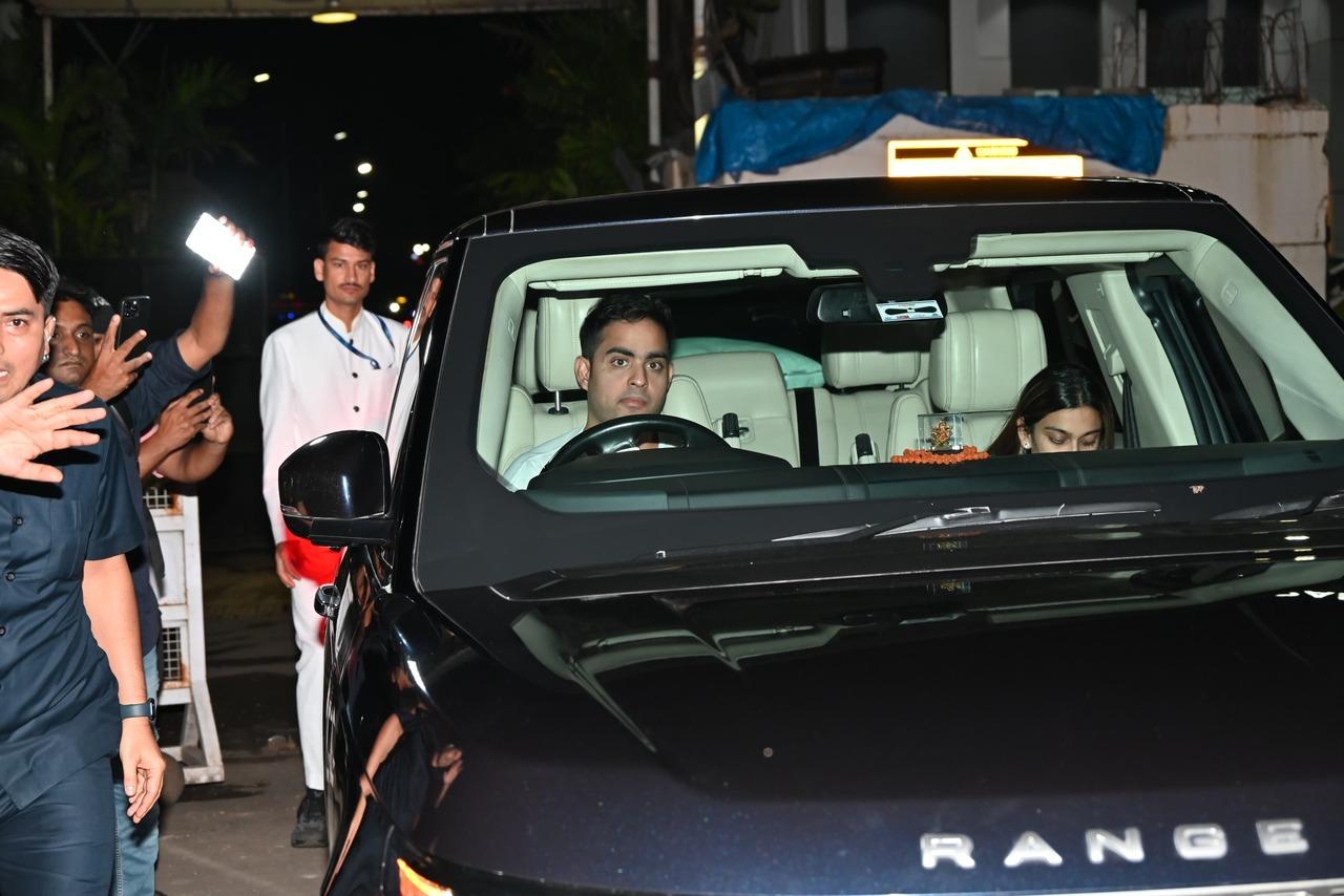 Akash Ambani was spotted at Kalina airport. It is reported that the family will continue wedding celebrations in London