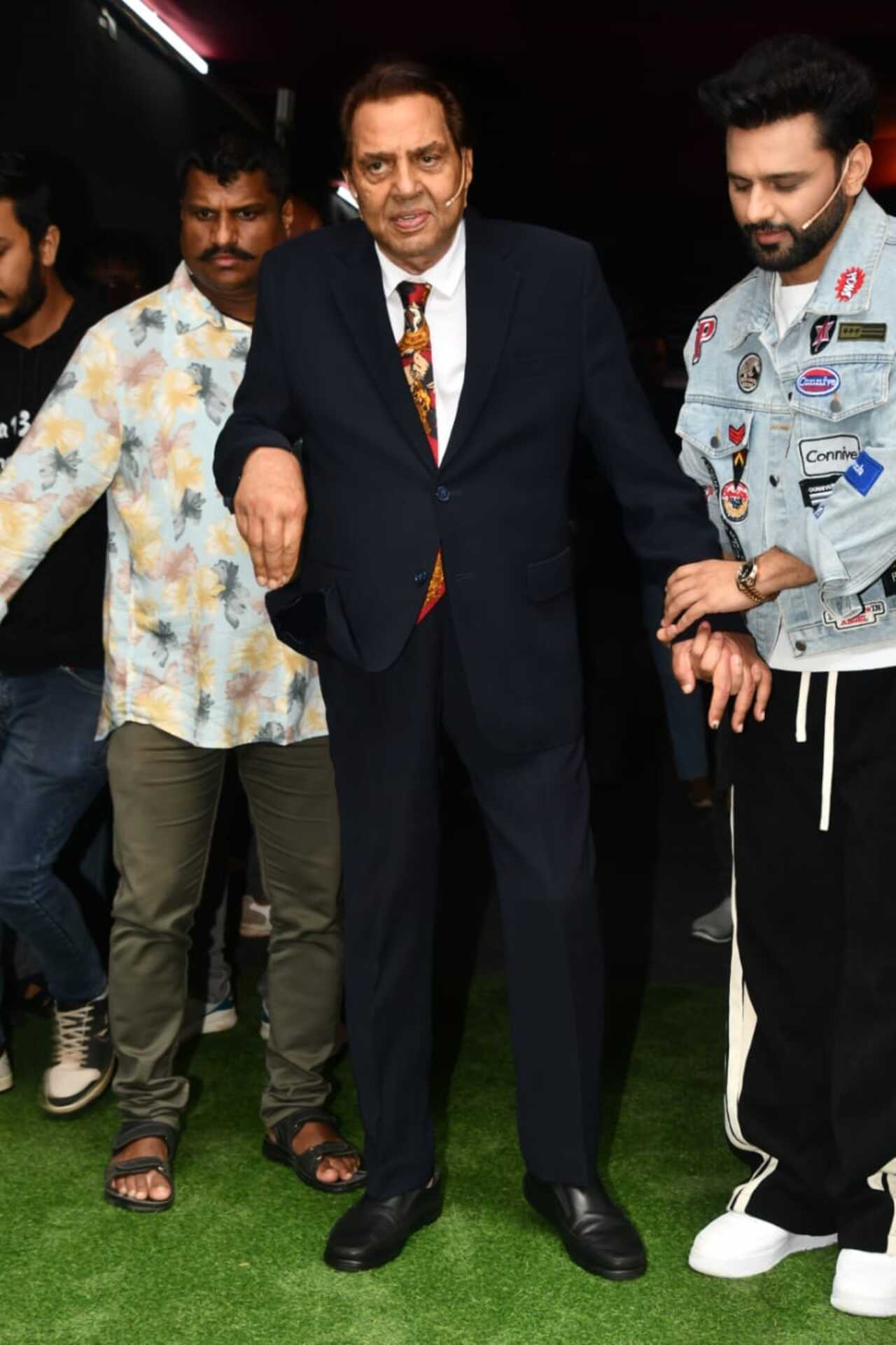 Dharmendra arrived on the sets of Laughter Chef as chief guest