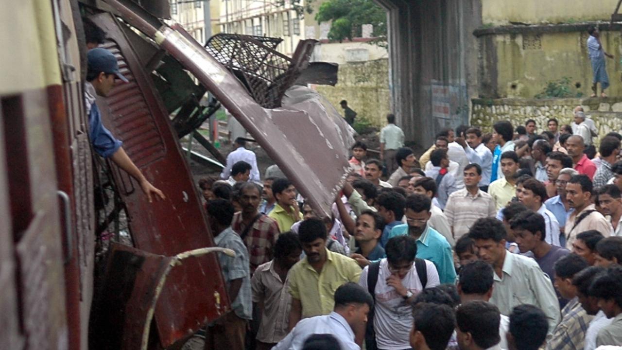 Six further explosions happened at the stations in Bandra, Jogeshwari-Mahim Junction, Mira Road-Bhayander, Matunga-Mahim Junction, and Borivali over the next ten minutes