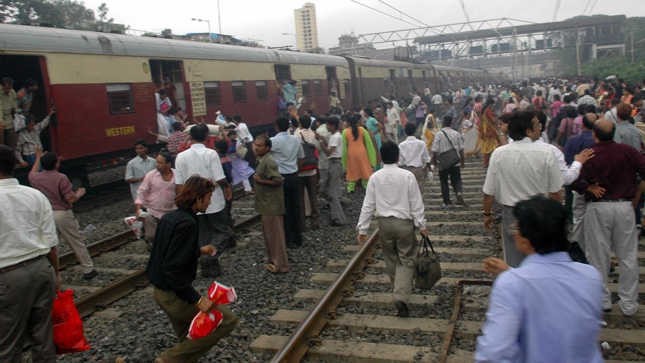 The blasts took place just after 6:20 pm. A blast occurred in the First Class compartment of a Western Railway suburban train between the stations of Khar and Santacruz, which was traveling from Churchgate to Borivali