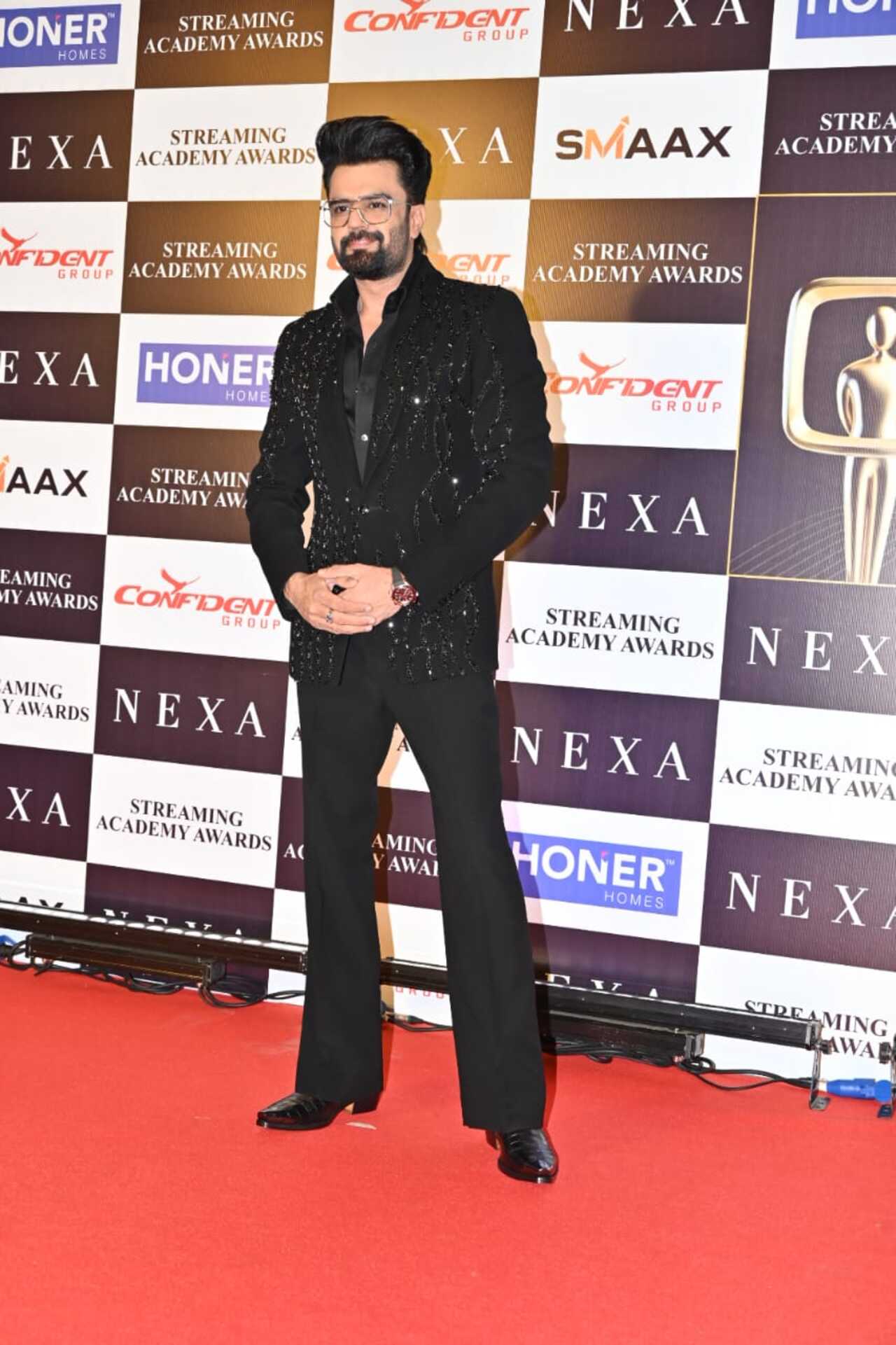 Maniesh Paul was all smiles as he posed for the paparazzi at an awards in the city