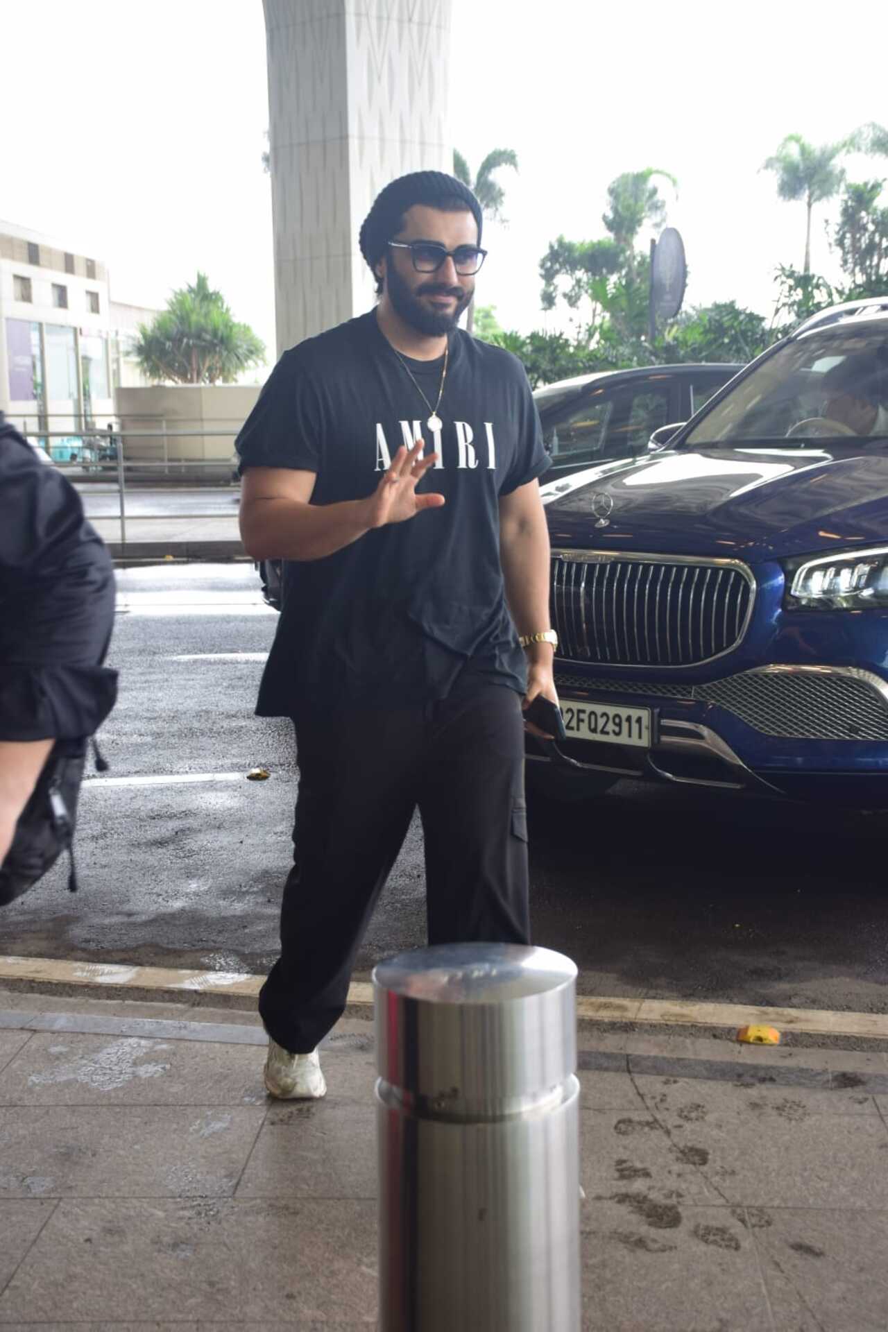 Arjun Kapoor was spotted at the Mumbai airport today morning. But it was the person who followed left many surprised. Scroll down! 
